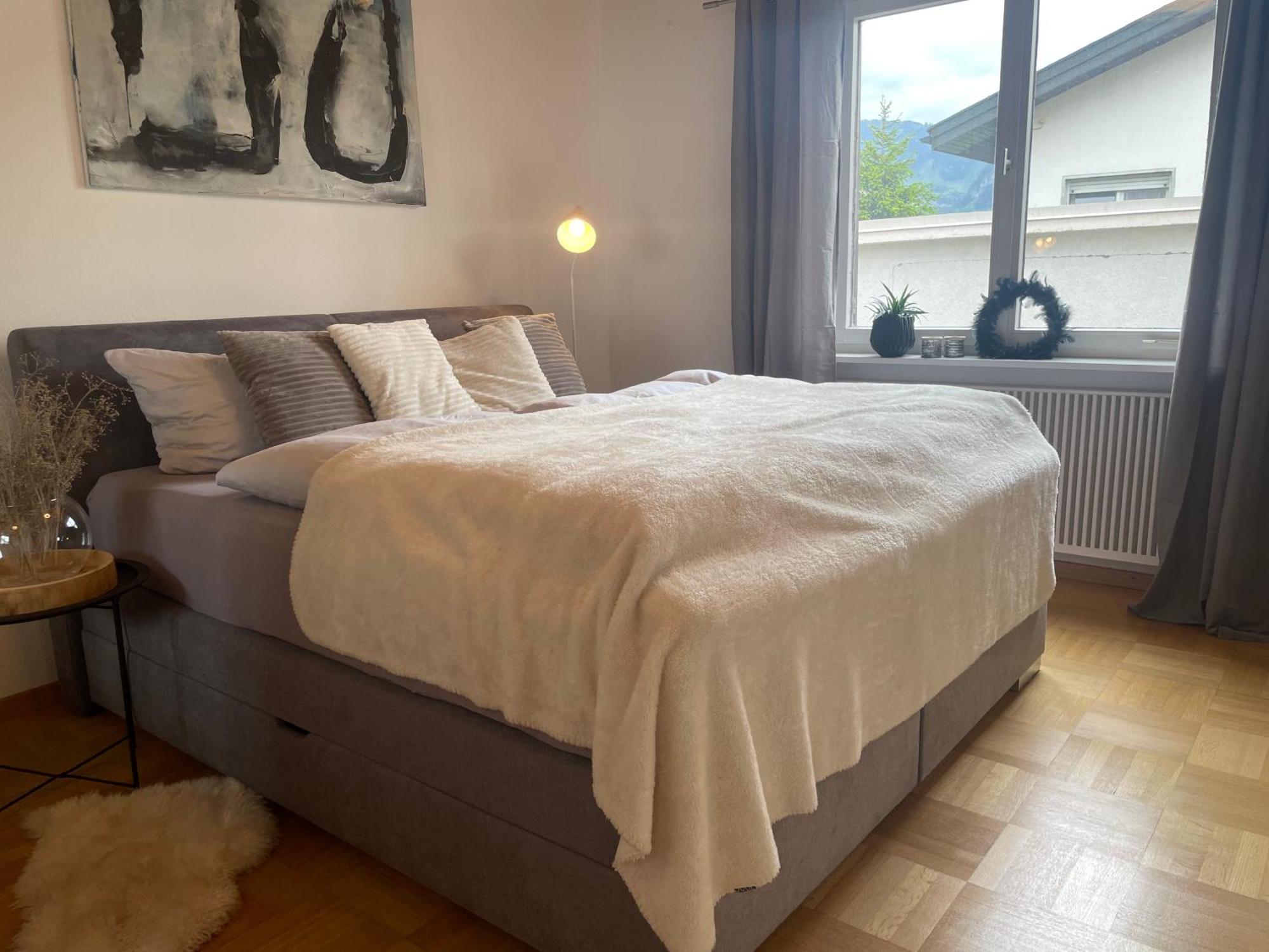 Crown Living Design Apartment - 2 Schlafzimmer - Kueche - Gratis Parkplatz - Abstellraum Fuer Fahrraeder/Ski Mader Bagian luar foto
