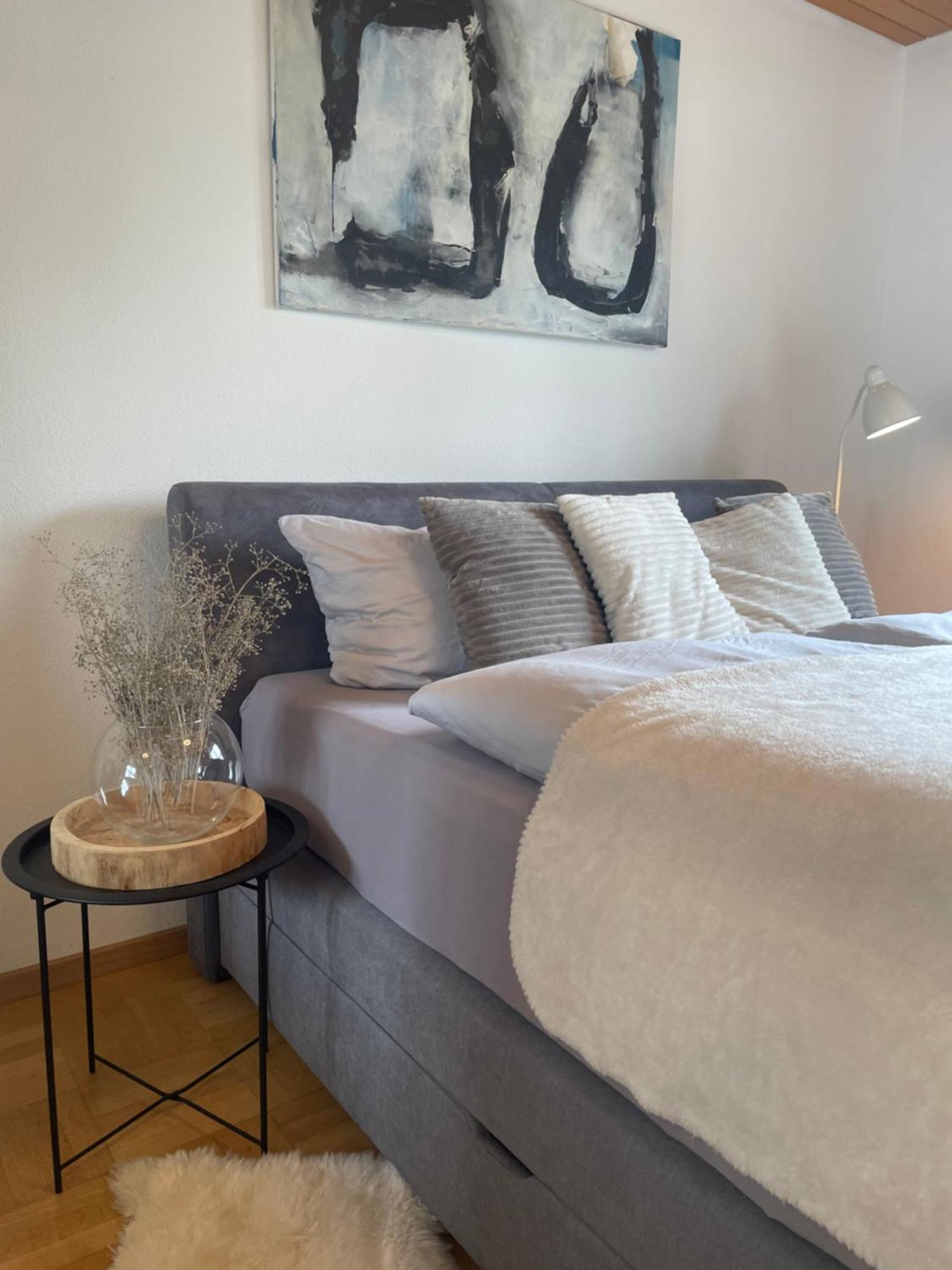 Crown Living Design Apartment - 2 Schlafzimmer - Kueche - Gratis Parkplatz - Abstellraum Fuer Fahrraeder/Ski Mader Bagian luar foto