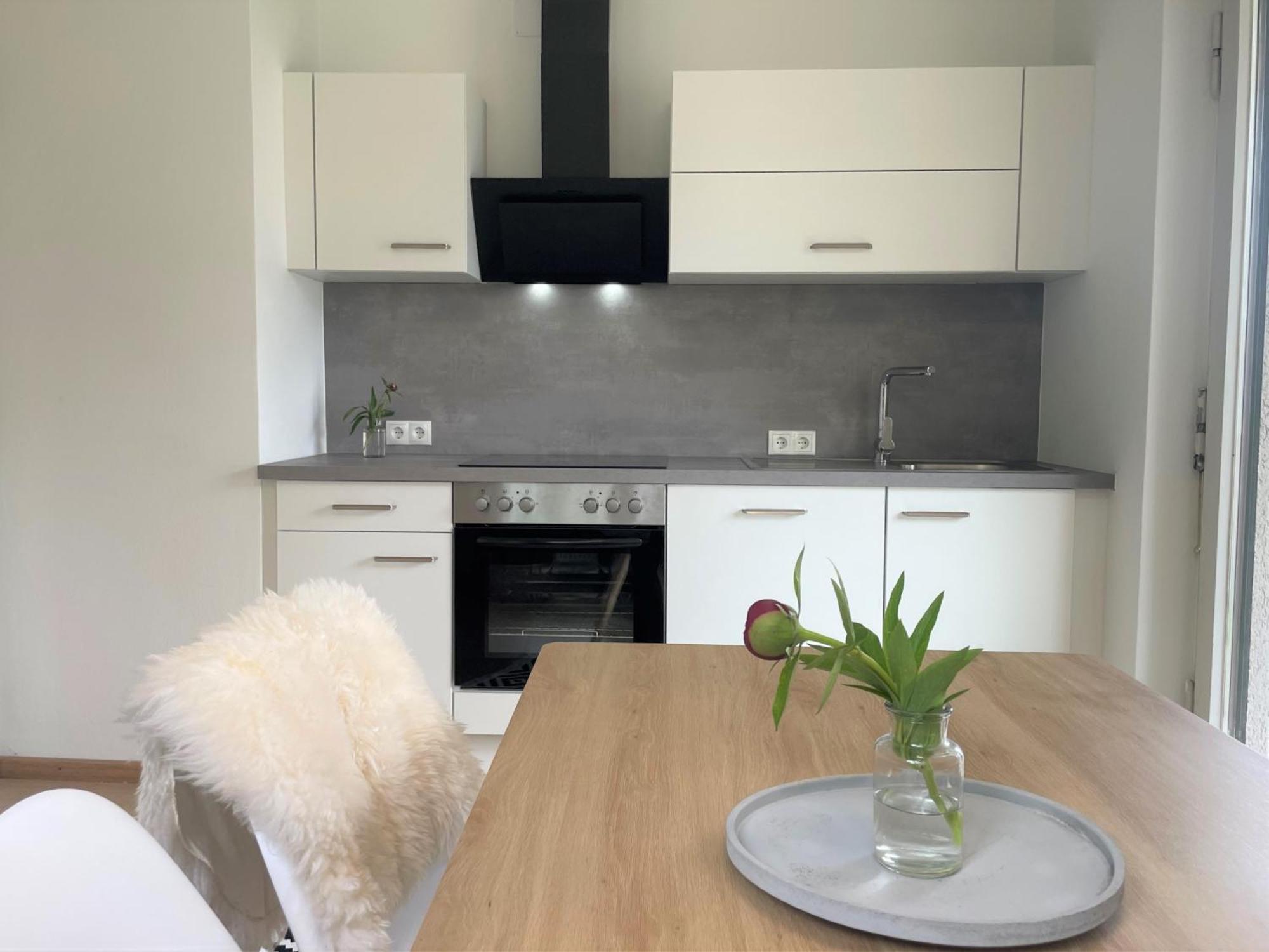 Crown Living Design Apartment - 2 Schlafzimmer - Kueche - Gratis Parkplatz - Abstellraum Fuer Fahrraeder/Ski Mader Bagian luar foto