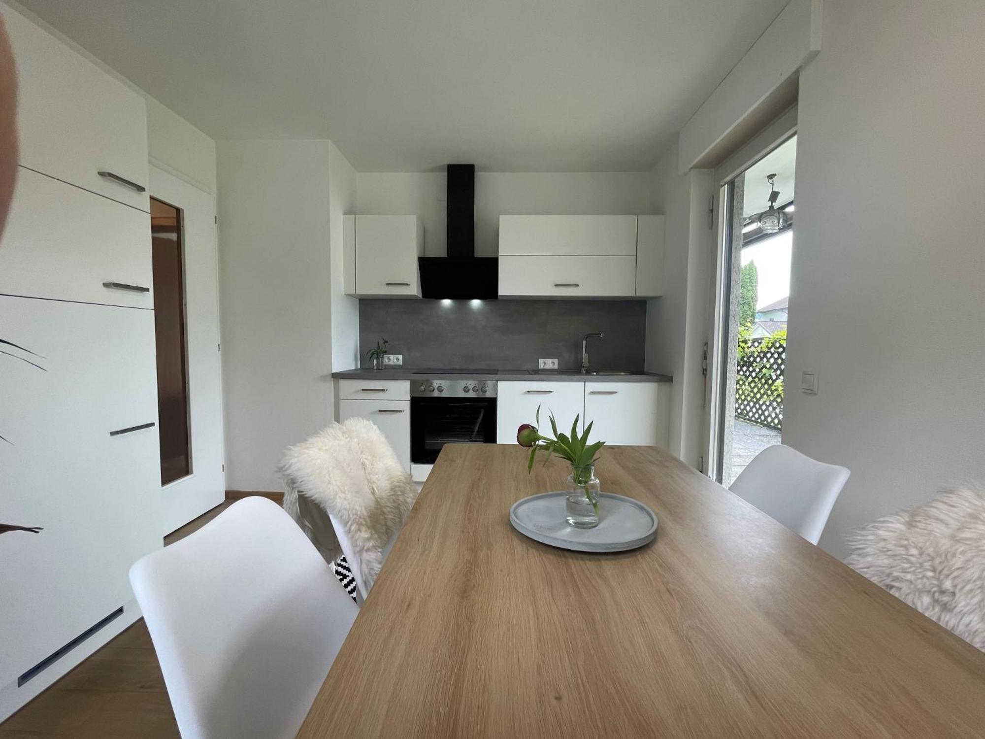 Crown Living Design Apartment - 2 Schlafzimmer - Kueche - Gratis Parkplatz - Abstellraum Fuer Fahrraeder/Ski Mader Bagian luar foto