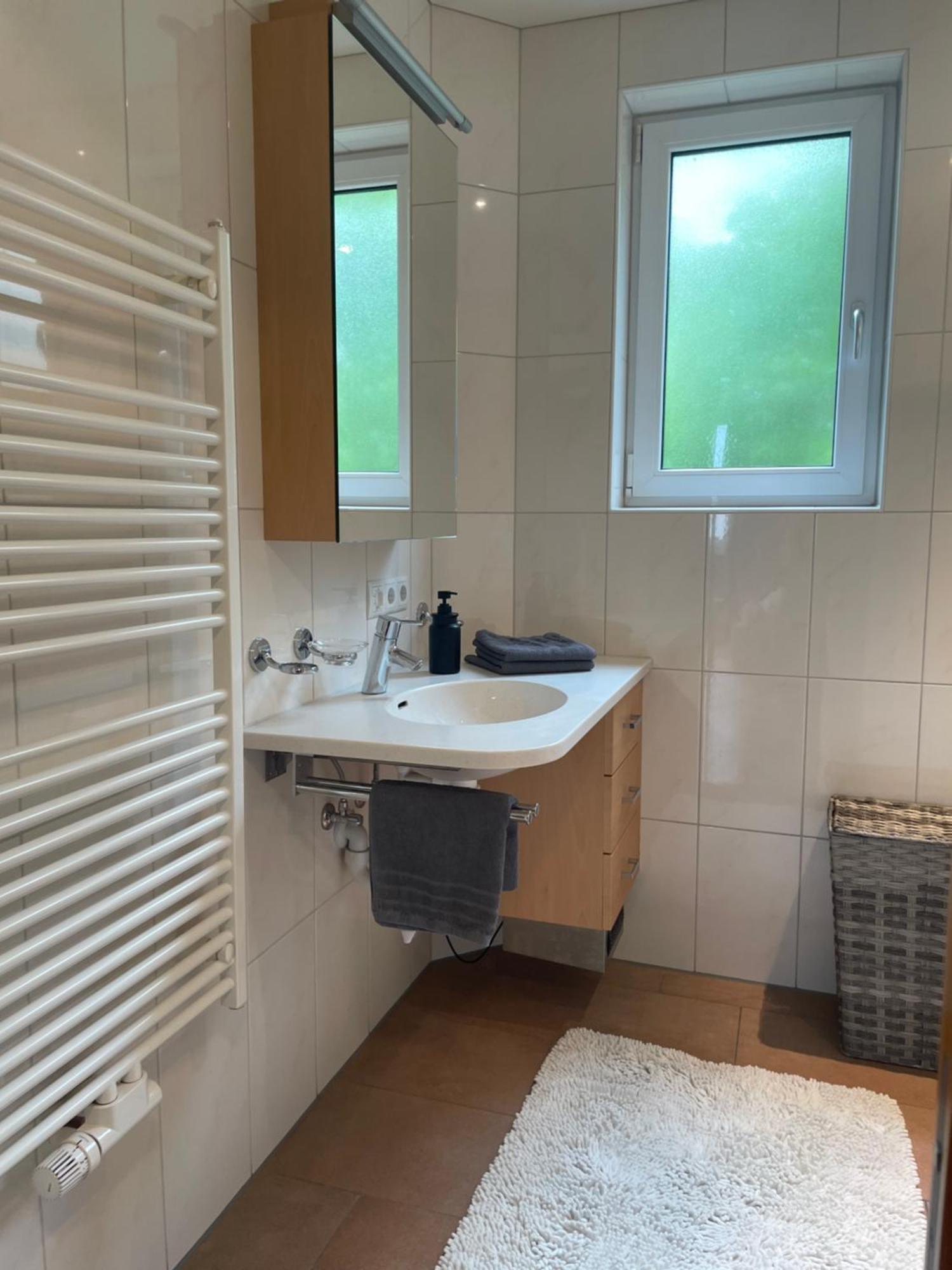 Crown Living Design Apartment - 2 Schlafzimmer - Kueche - Gratis Parkplatz - Abstellraum Fuer Fahrraeder/Ski Mader Bagian luar foto