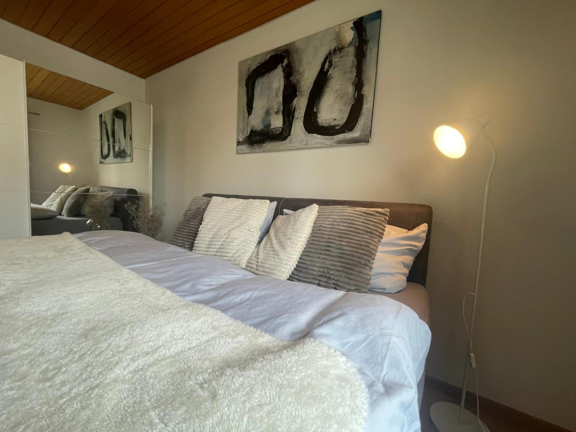 Crown Living Design Apartment - 2 Schlafzimmer - Kueche - Gratis Parkplatz - Abstellraum Fuer Fahrraeder/Ski Mader Bagian luar foto