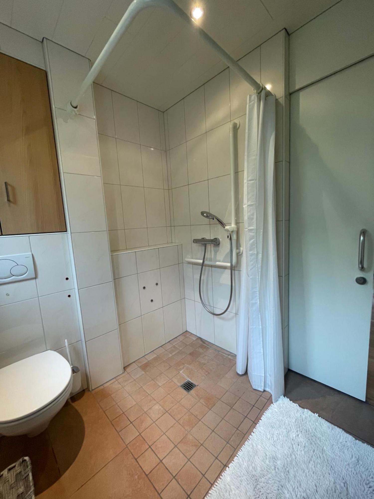 Crown Living Design Apartment - 2 Schlafzimmer - Kueche - Gratis Parkplatz - Abstellraum Fuer Fahrraeder/Ski Mader Bagian luar foto