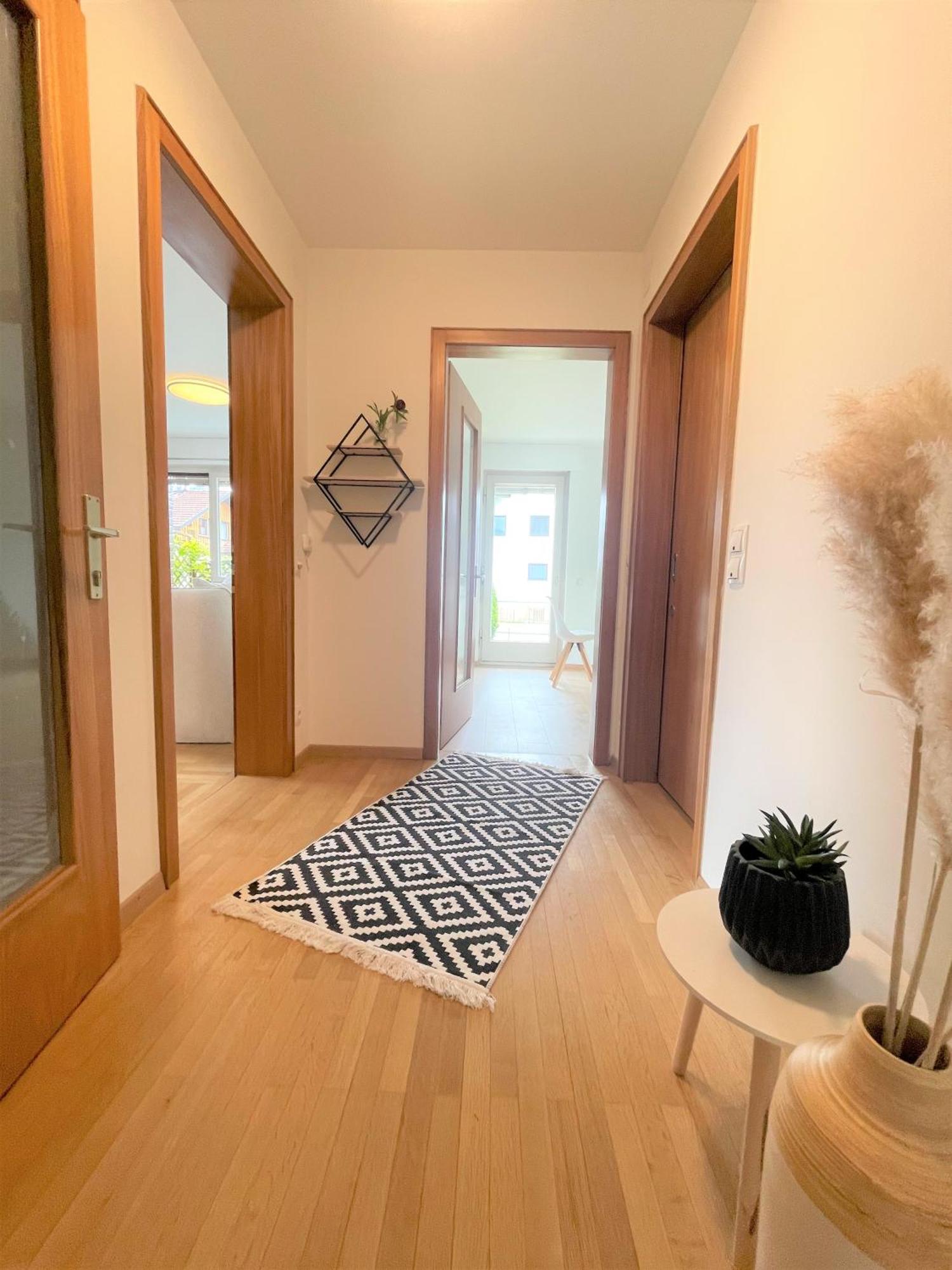 Crown Living Design Apartment - 2 Schlafzimmer - Kueche - Gratis Parkplatz - Abstellraum Fuer Fahrraeder/Ski Mader Bagian luar foto