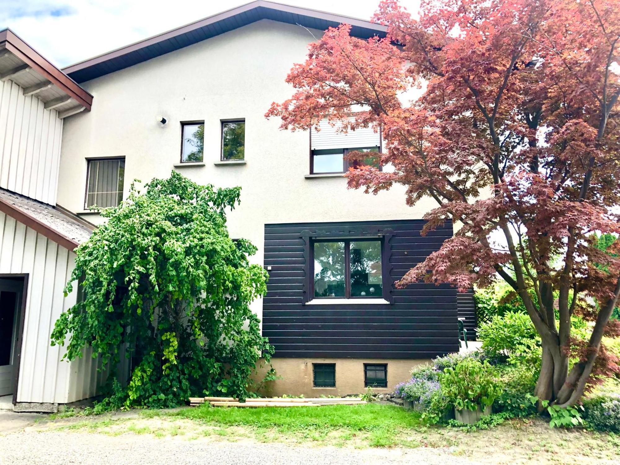 Crown Living Design Apartment - 2 Schlafzimmer - Kueche - Gratis Parkplatz - Abstellraum Fuer Fahrraeder/Ski Mader Bagian luar foto