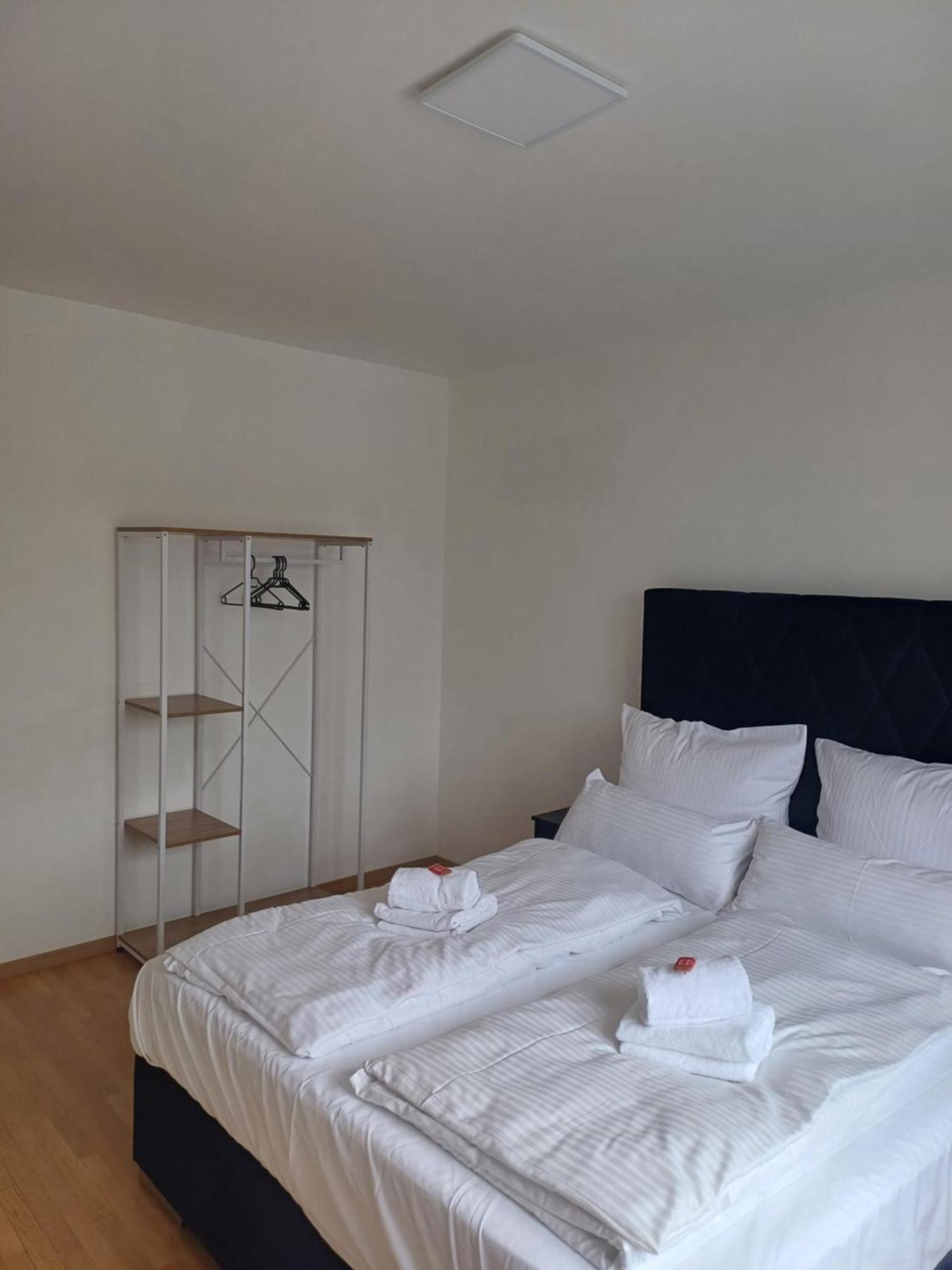 Crown Living Design Apartment - 2 Schlafzimmer - Kueche - Gratis Parkplatz - Abstellraum Fuer Fahrraeder/Ski Mader Bagian luar foto