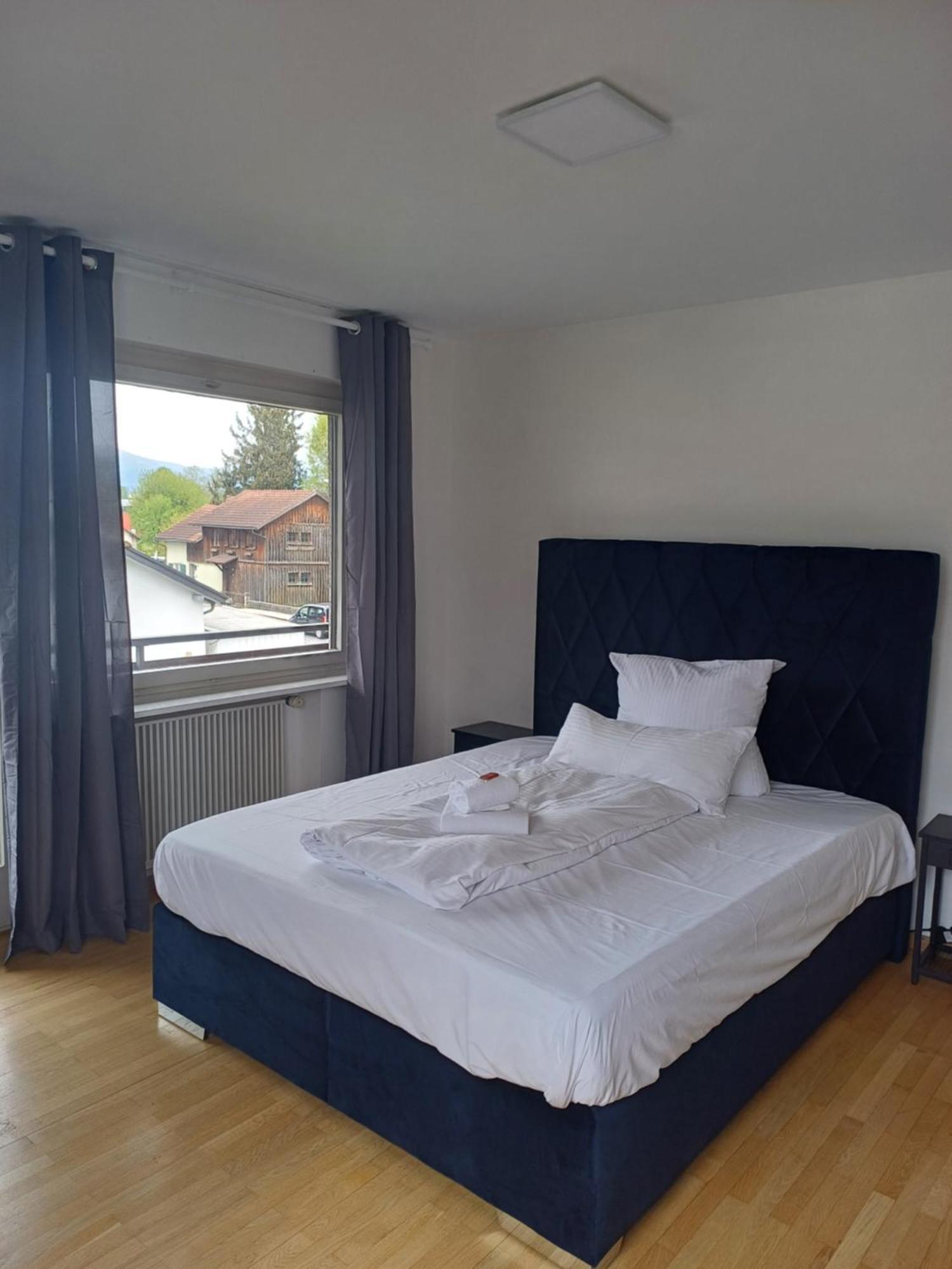Crown Living Design Apartment - 2 Schlafzimmer - Kueche - Gratis Parkplatz - Abstellraum Fuer Fahrraeder/Ski Mader Bagian luar foto