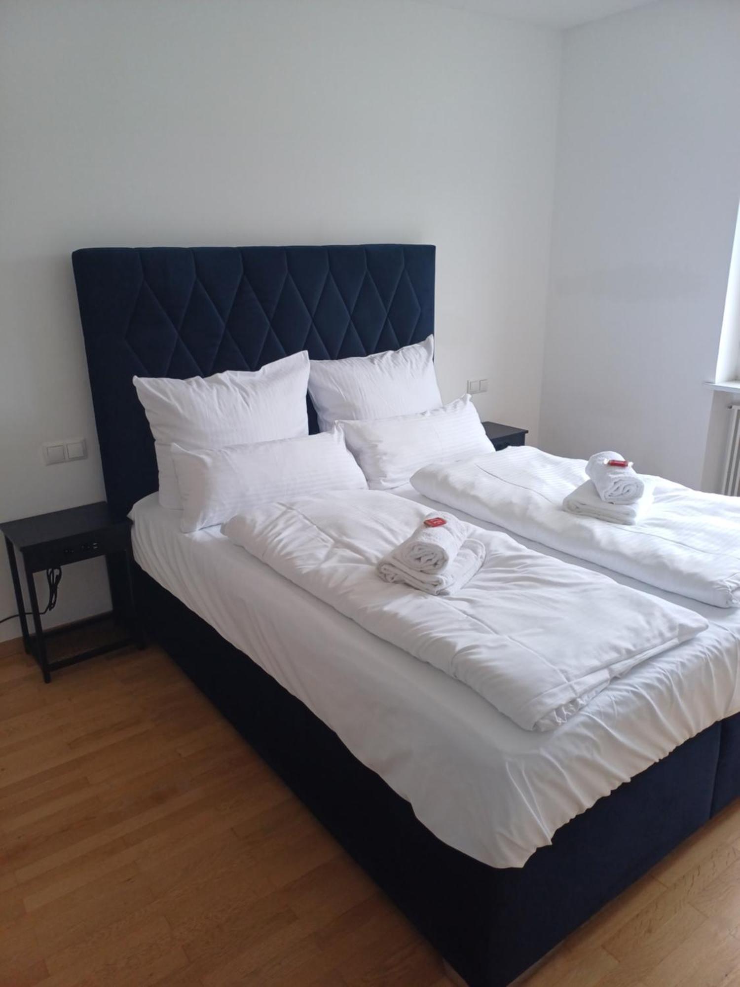 Crown Living Design Apartment - 2 Schlafzimmer - Kueche - Gratis Parkplatz - Abstellraum Fuer Fahrraeder/Ski Mader Bagian luar foto