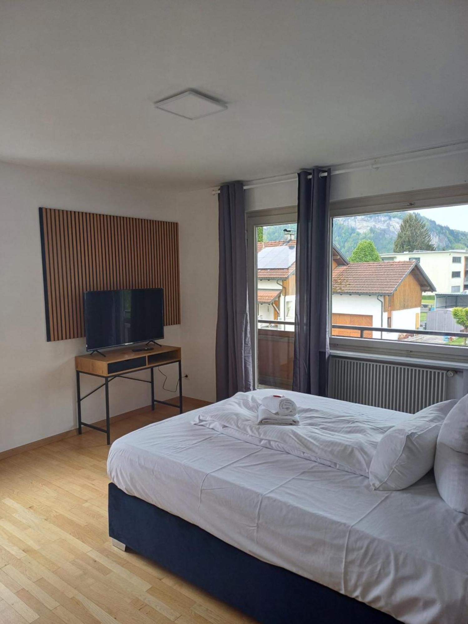 Crown Living Design Apartment - 2 Schlafzimmer - Kueche - Gratis Parkplatz - Abstellraum Fuer Fahrraeder/Ski Mader Bagian luar foto